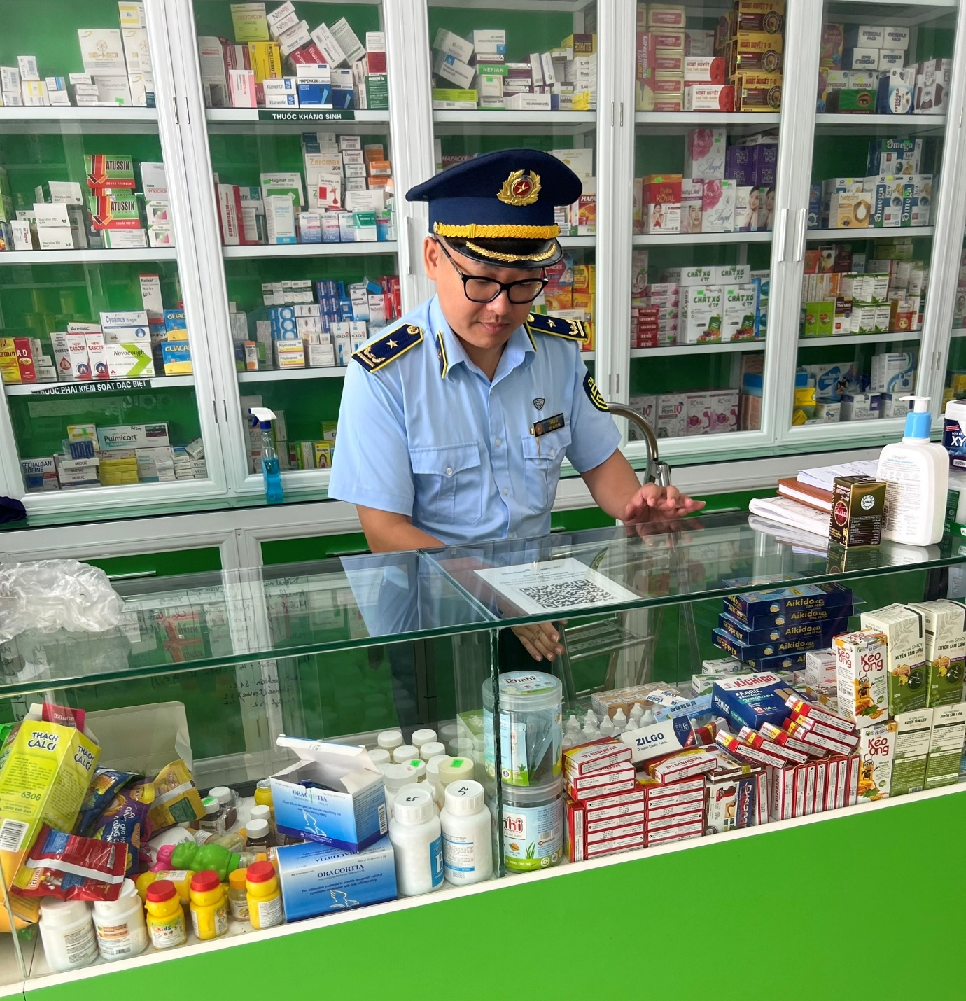 Hà Nội: Tăng cường kiểm soát hoạt động sản xuất, kinh doanh thuốc, mỹ phẩm, thực phẩm bảo vệ sức khỏe năm 2025- Ảnh 1.