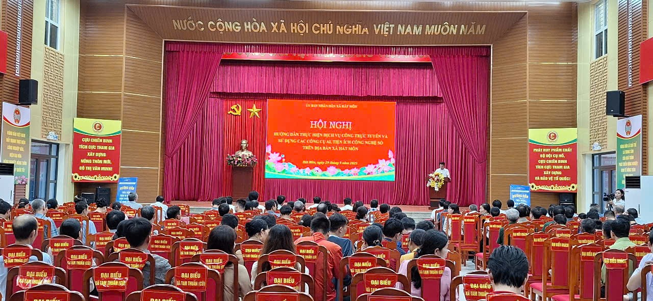 Hát Môn: tập huấn “Hướng dẫn thực hiện dịch vụ công trực tuyến và sử dụng các công cụ AI, tiện ích công nghệ số- Ảnh 1.