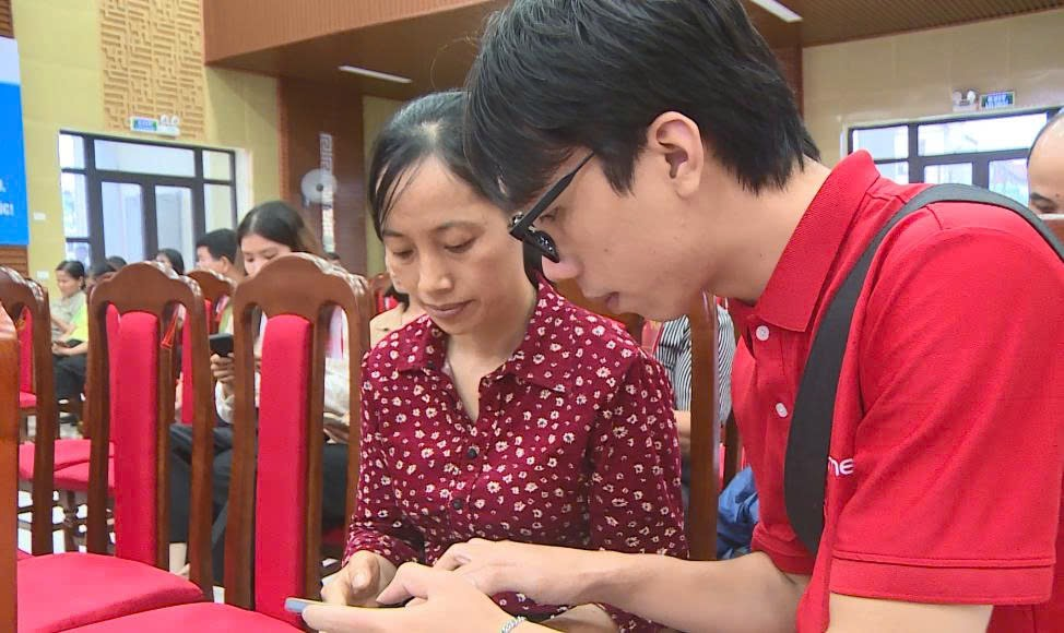 Hát Môn: tập huấn “Hướng dẫn thực hiện dịch vụ công trực tuyến và sử dụng các công cụ AI, tiện ích công nghệ số- Ảnh 3.