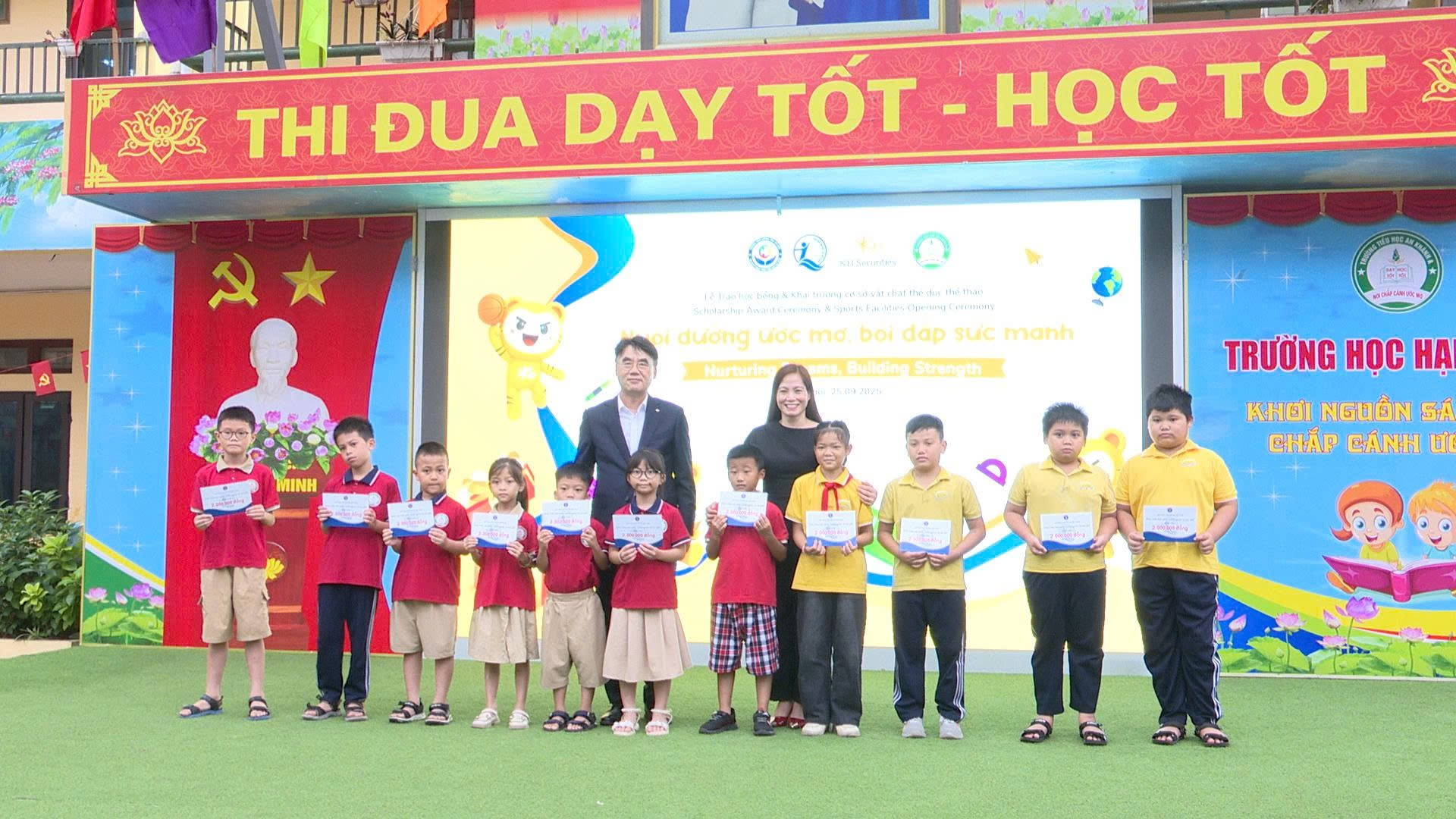 Khánh thành, bàn giao trang thiết bị trường học và trao học bổng cho học sinh có hoàn cảnh khó khăn tại xã An Khánh- Ảnh 1.