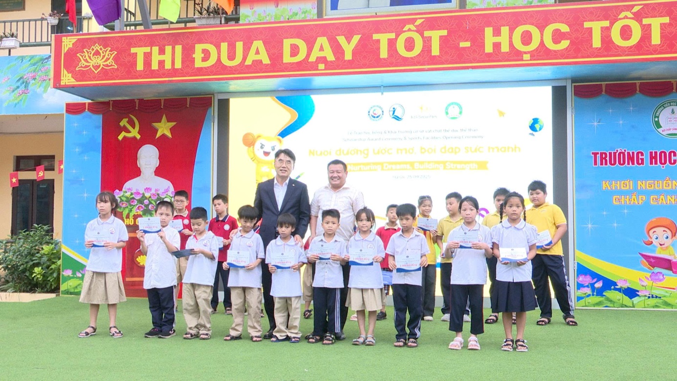 Khánh thành, bàn giao trang thiết bị trường học và trao học bổng cho học sinh có hoàn cảnh khó khăn tại xã An Khánh- Ảnh 2.