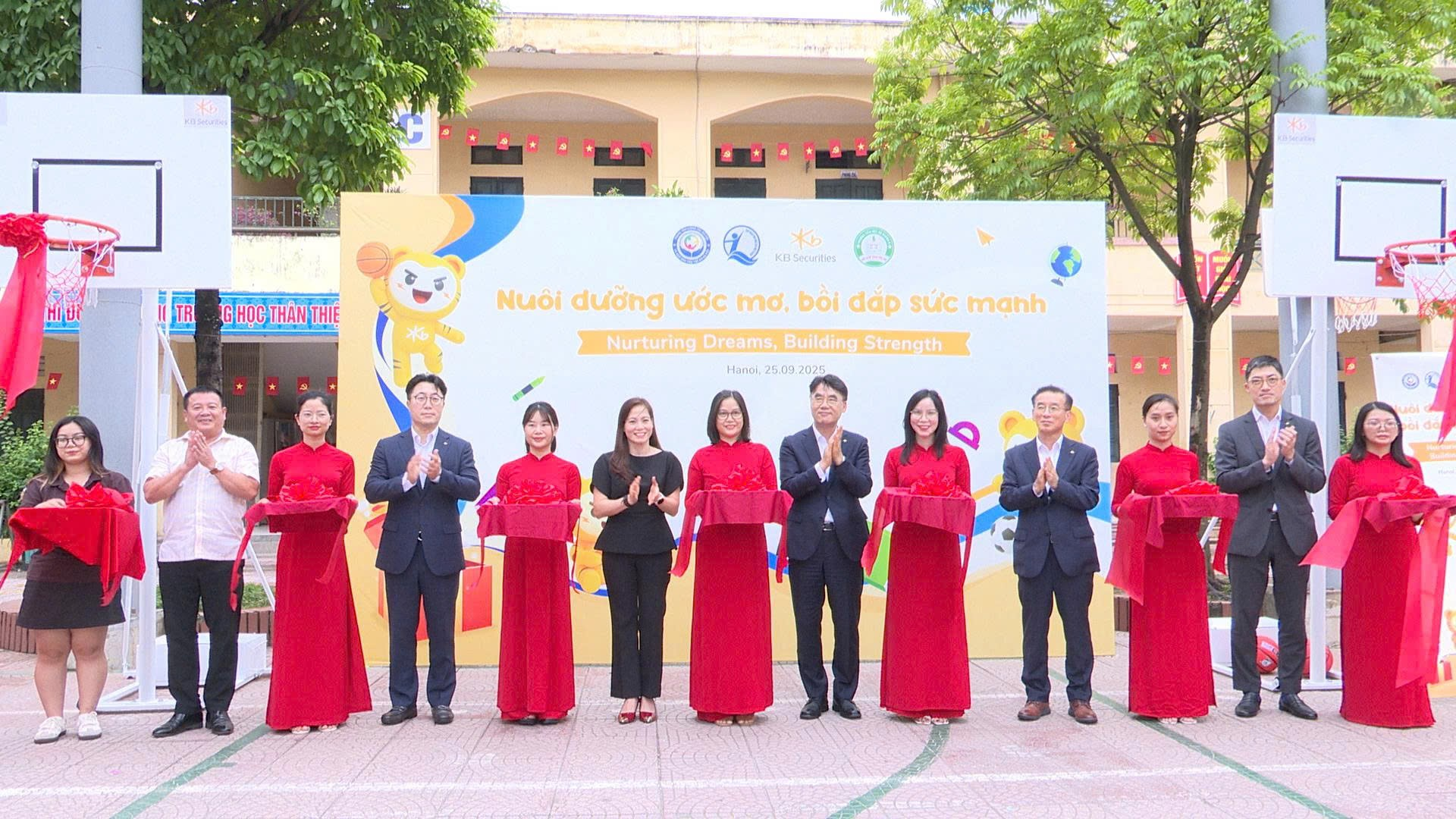 Khánh thành, bàn giao trang thiết bị trường học và trao học bổng cho học sinh có hoàn cảnh khó khăn tại xã An Khánh- Ảnh 3.