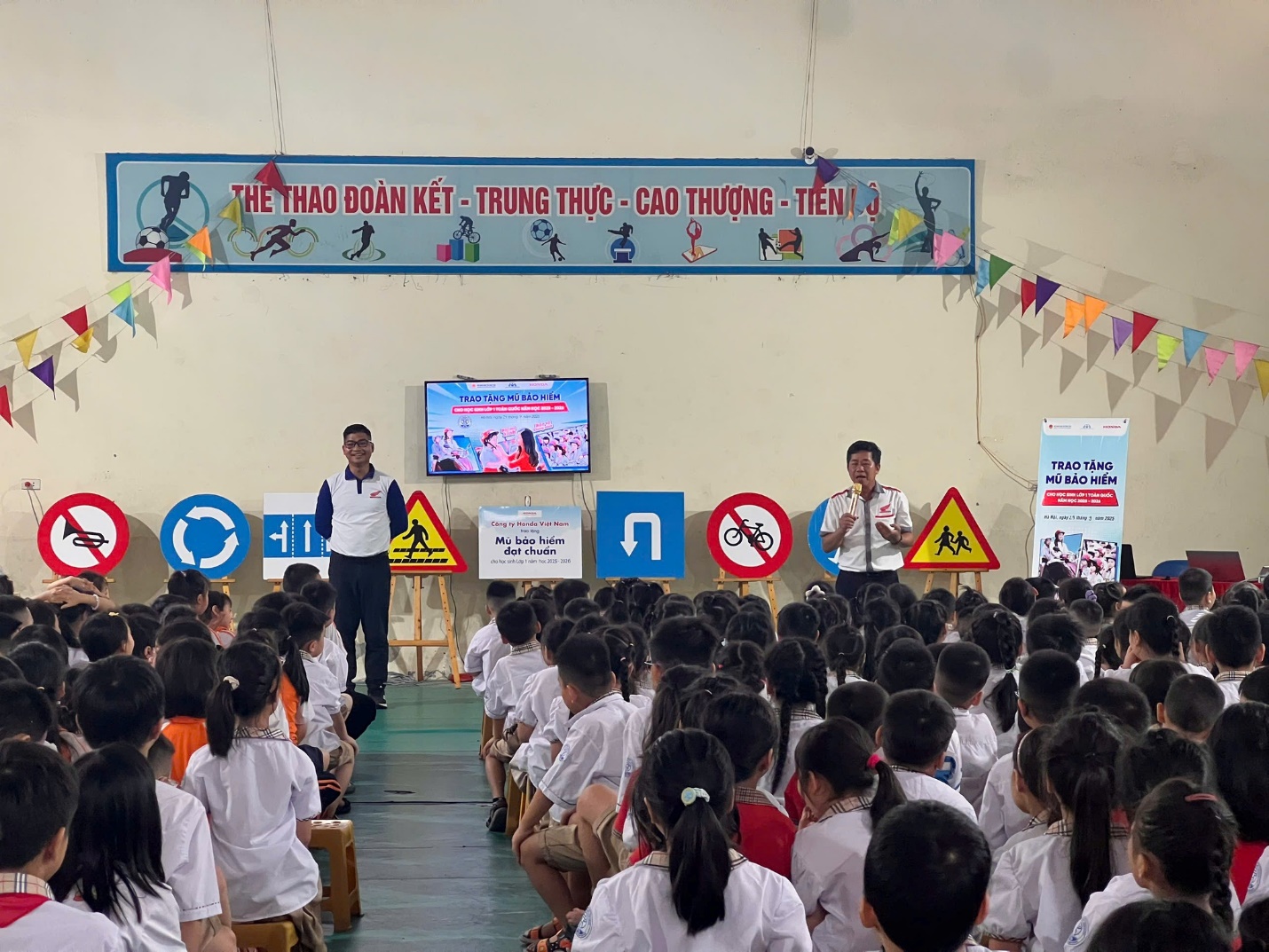 MANG “NỤ CƯỜI AN TOÀN GIAO THÔNG” ĐẾN TỪNG TRƯỜNG HỌC TẠI PHƯỜNG KIẾN HƯNG- Ảnh 1.