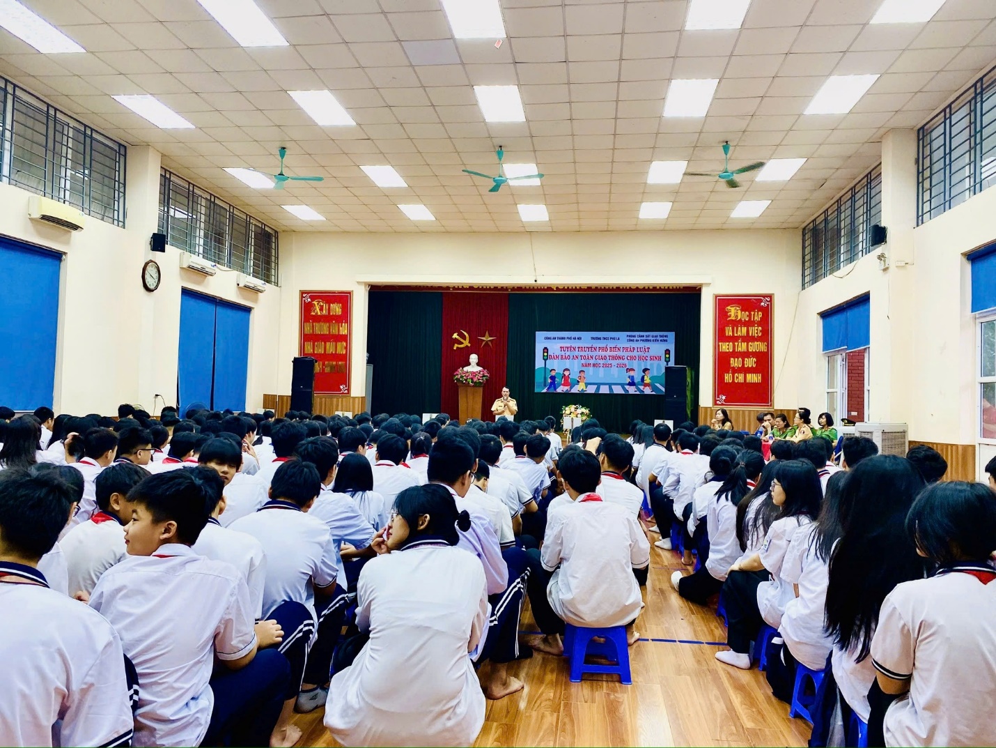 MANG “NỤ CƯỜI AN TOÀN GIAO THÔNG” ĐẾN TỪNG TRƯỜNG HỌC TẠI PHƯỜNG KIẾN HƯNG- Ảnh 2.