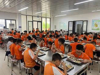 Trường Tiểu học Trần Phú đồng lòng chăm lo, nâng cao chất lượng bữa ăn bán trú cho học sinh- Ảnh 1.