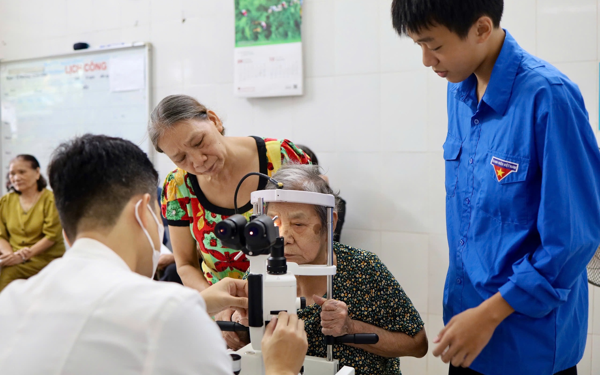 Phường Xuân Đỉnh: Tổ chức khám, tư vấn sức khỏe và cấp phát thuốc miễn phí cho người cao tuổi
