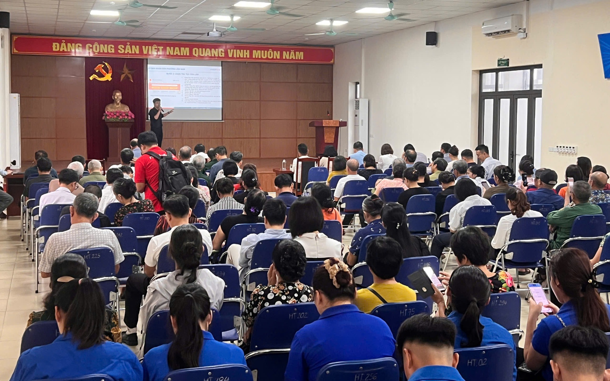 Phường Lĩnh Nam tổ chức Hội nghị tập huấn cách sử dụng các nền tảng số: iHanoi, VNeID, Cổng Dịch vụ công Quốc gia, AI và tiện ích công nghệ số.