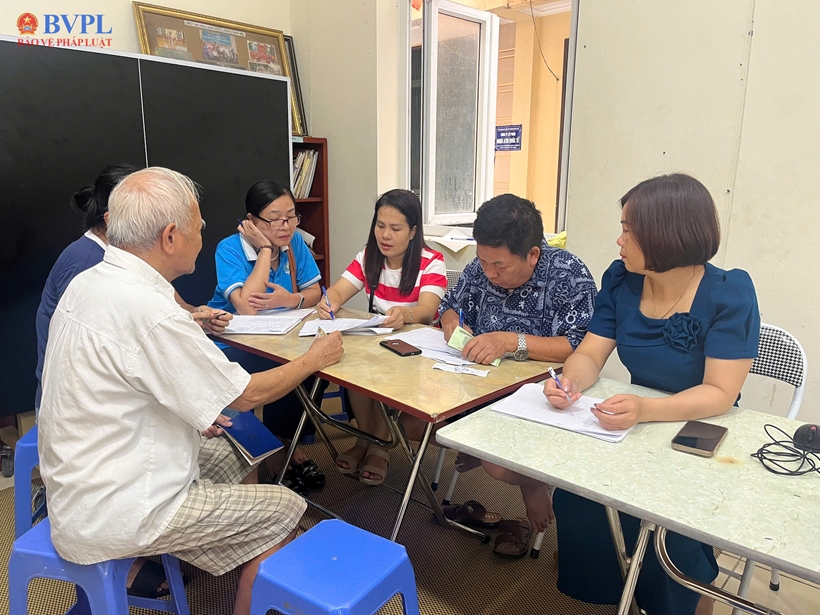 Người dân phấn khởi nhận quà mừng Quốc khánh 2 9- Ảnh 1.