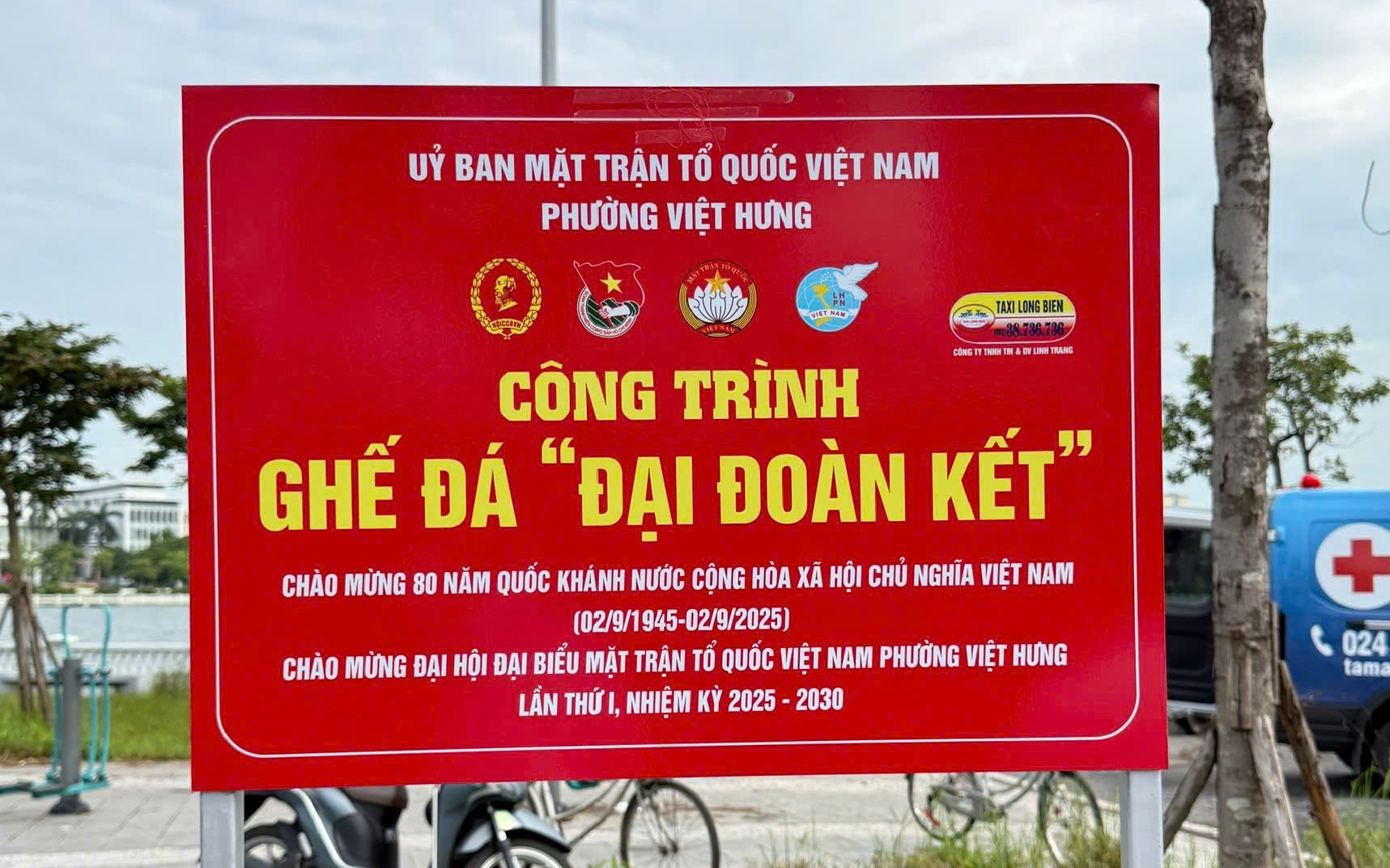 Ủy ban MTTQ Việt Nam phường Việt Hưng tổ chức gắn biển công trình Ghế đá “Đại đoàn kết” tại Công viên Long Biên
