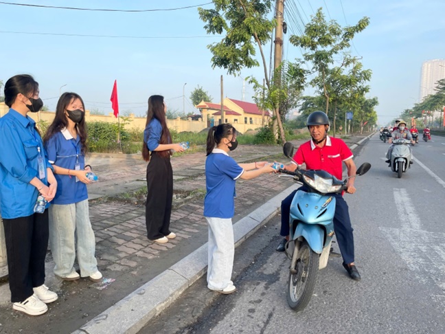 Tuổi trẻ Hoài Đức xung kích, tình nguyện tiếp sức người dân tham gia sự kiện kỷ niệm A80

- Ảnh 2.