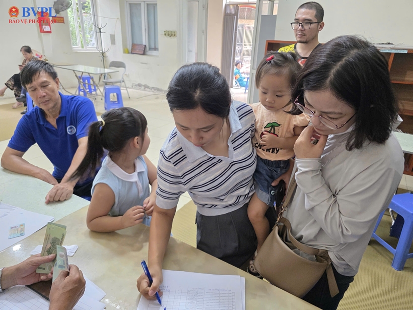 Người dân phấn khởi nhận quà mừng Quốc khánh 2 9- Ảnh 3.
