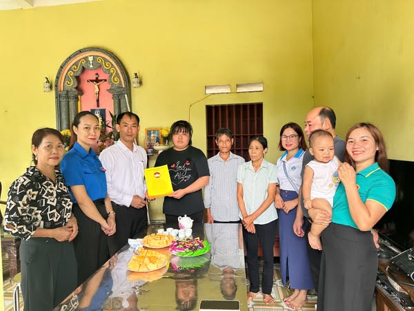 Ủy ban MTTQ xã Suối Hai thăm, tặng quà cho các gia đình có hoàn cảnh đặc biệt khó khăn nhân dịp Quốc khánh 2/9- Ảnh 2.