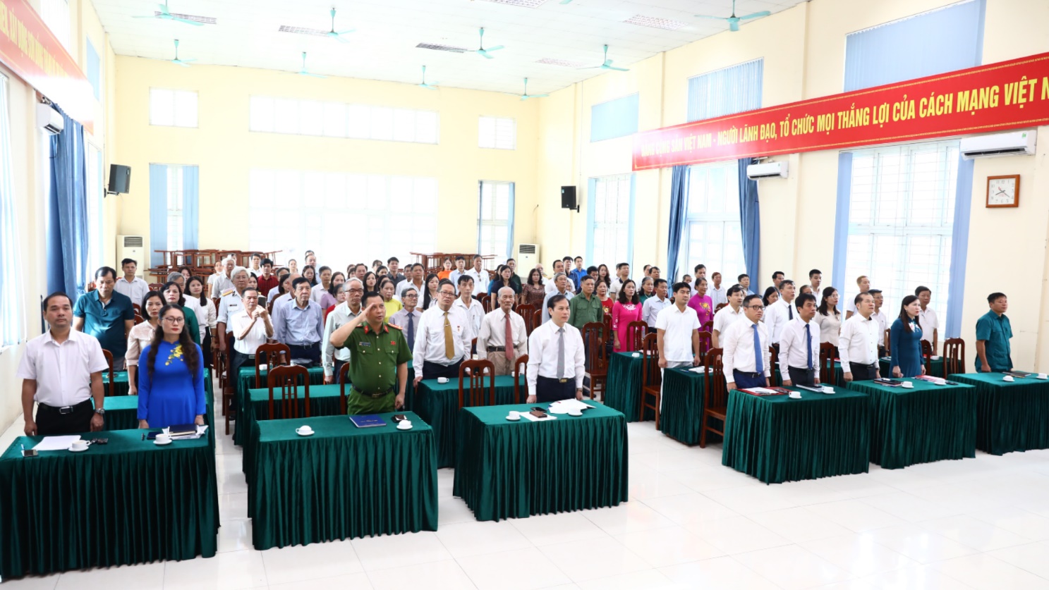 Sơn Đồng: 38 đồng chí được tặng, truy tặng Huy hiệu Đảng đợt 02/9/2025- Ảnh 1.