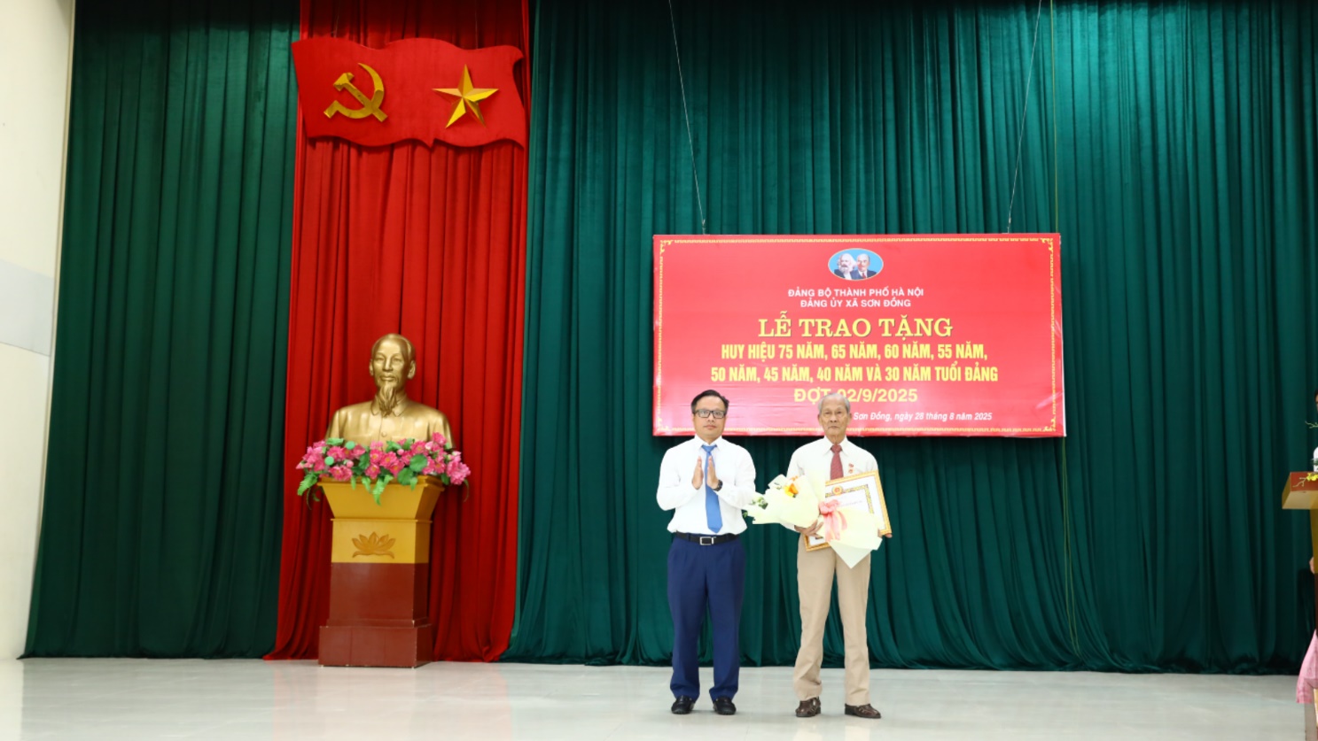 Sơn Đồng: 38 đồng chí được tặng, truy tặng Huy hiệu Đảng đợt 02/9/2025- Ảnh 4.