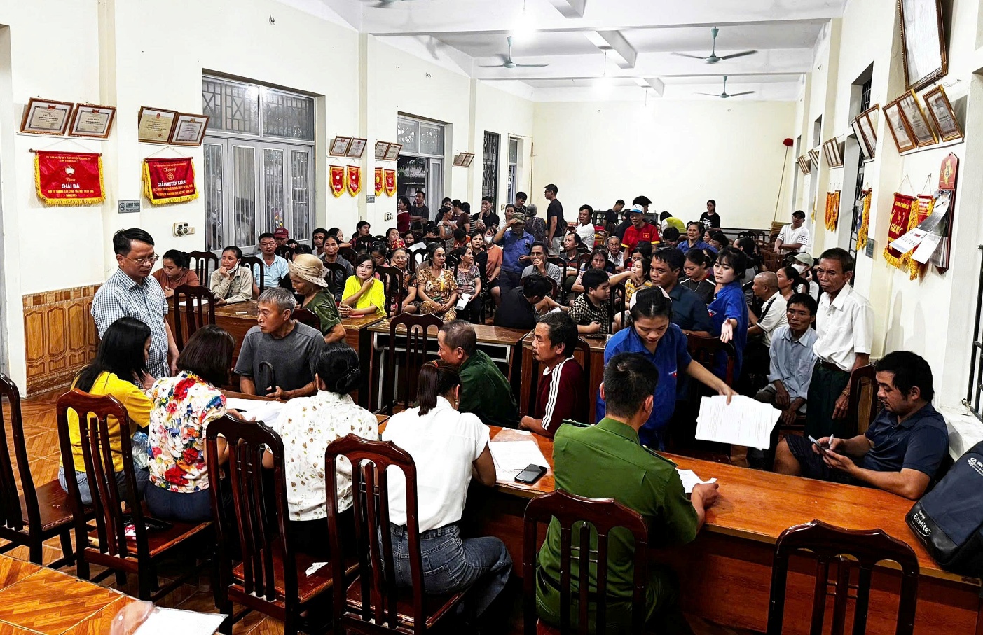 A group of people sitting in a room  AI-generated content may be incorrect.