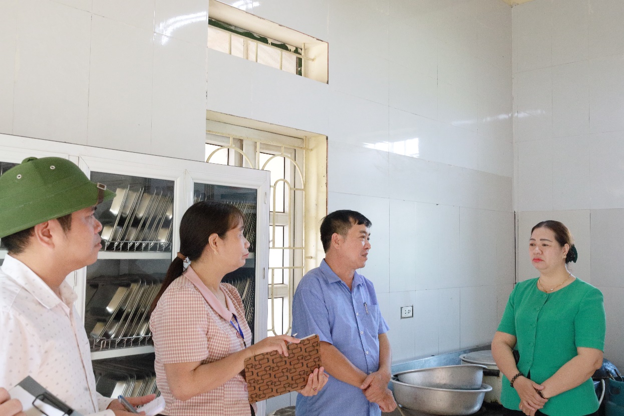 Đoàn lãnh đạo xã Cổ Đô kiểm tra công tác chuẩn bị năm học mới 2025-2026.- Ảnh 1.