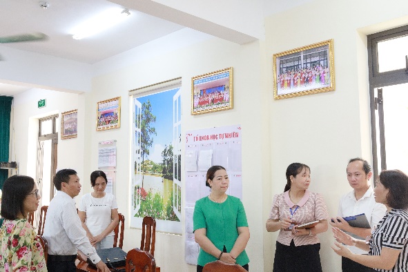 Đoàn lãnh đạo xã Cổ Đô kiểm tra công tác chuẩn bị năm học mới 2025-2026.- Ảnh 3.