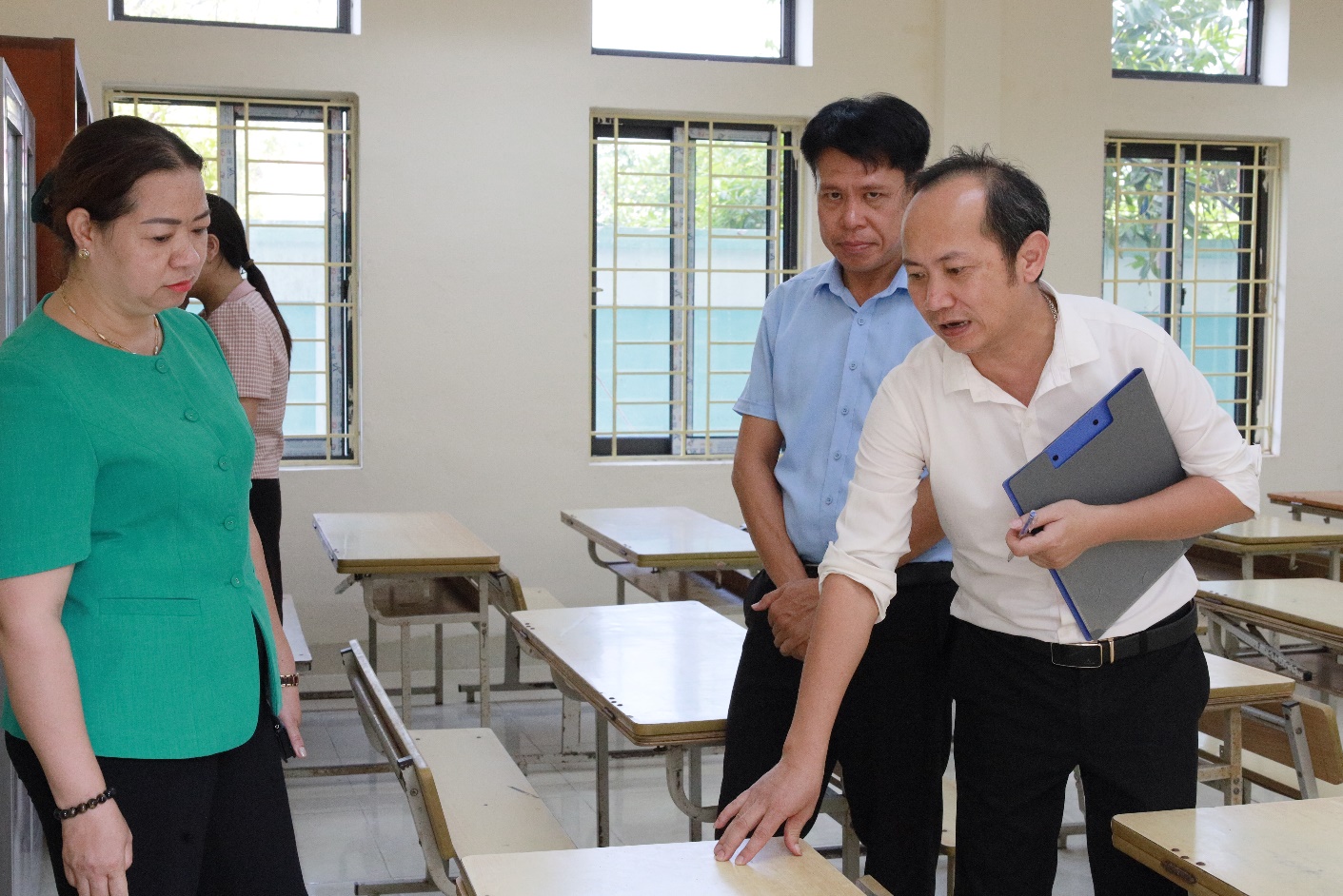 Đoàn lãnh đạo xã Cổ Đô kiểm tra công tác chuẩn bị năm học mới 2025-2026.- Ảnh 4.