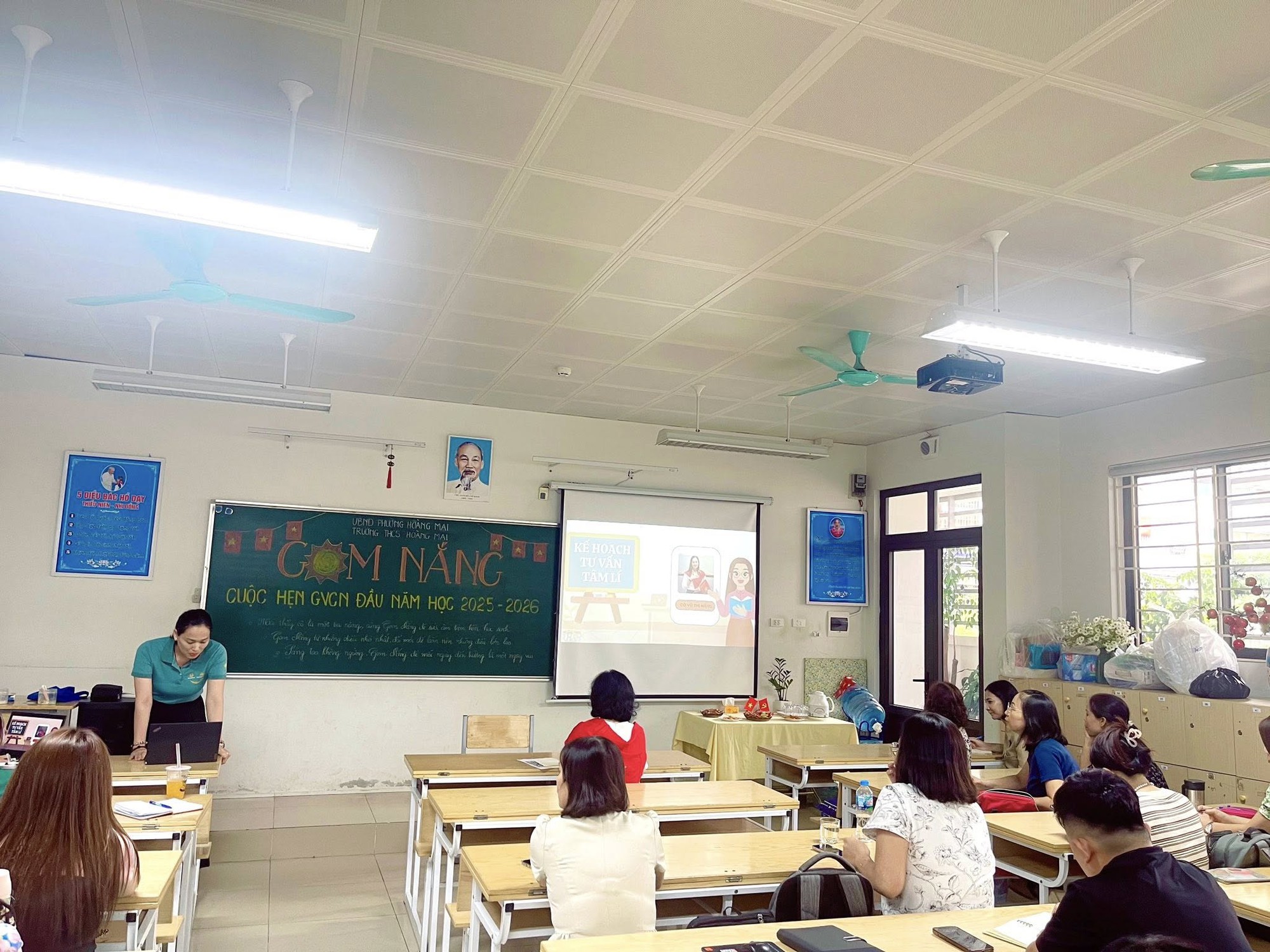 Có thể là hình ảnh về 9 người, mọi người đang học và văn bản