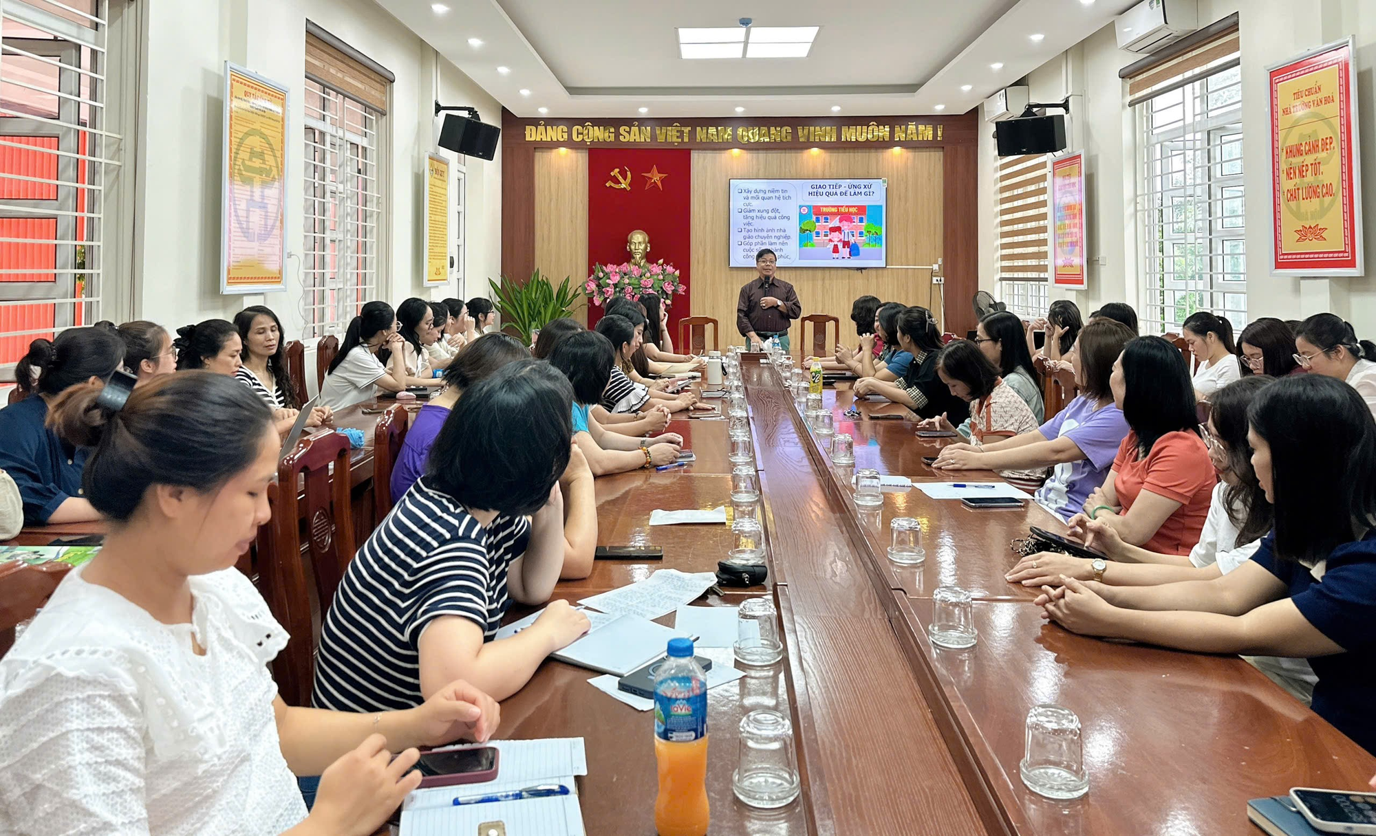Trường Tiểu học Yên Sở tổ chức tập huấn giao tiếp ứng xử cho toàn thể cán bộ giáo viên, nhân viên nhà trường- Ảnh 1.