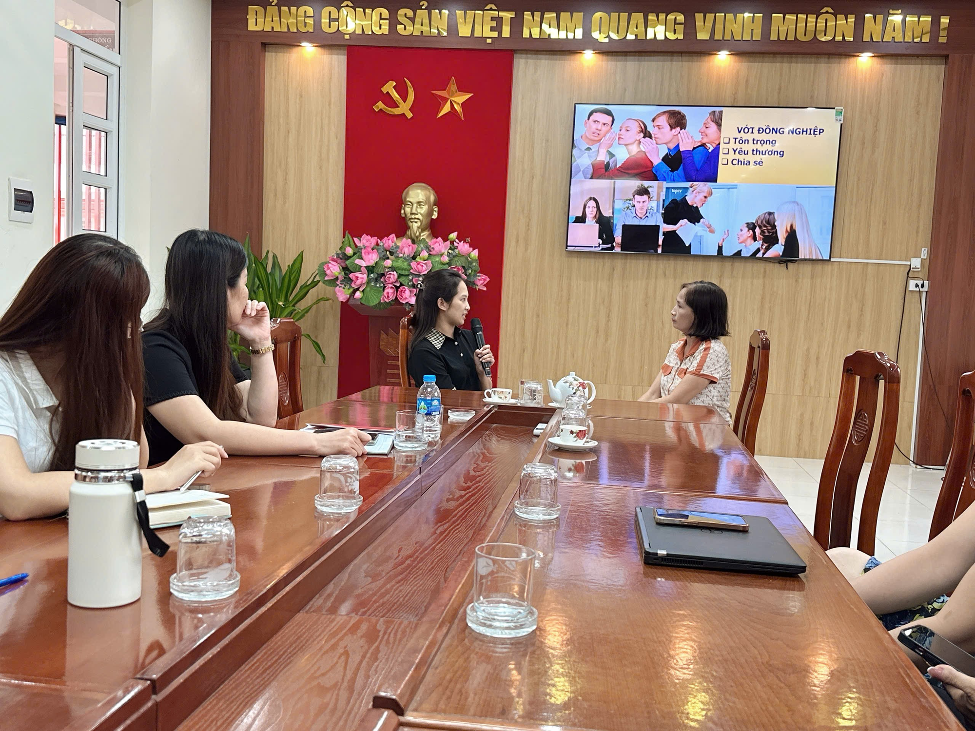 Trường Tiểu học Yên Sở tổ chức tập huấn giao tiếp ứng xử cho toàn thể cán bộ giáo viên, nhân viên nhà trường- Ảnh 2.