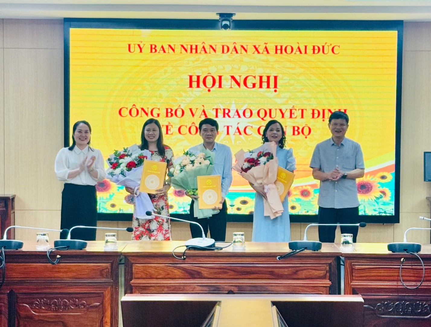 Xã Hoài Đức tổ chức hội nghị công bố và trao Quyết định về công tác cán bộ- Ảnh 2.