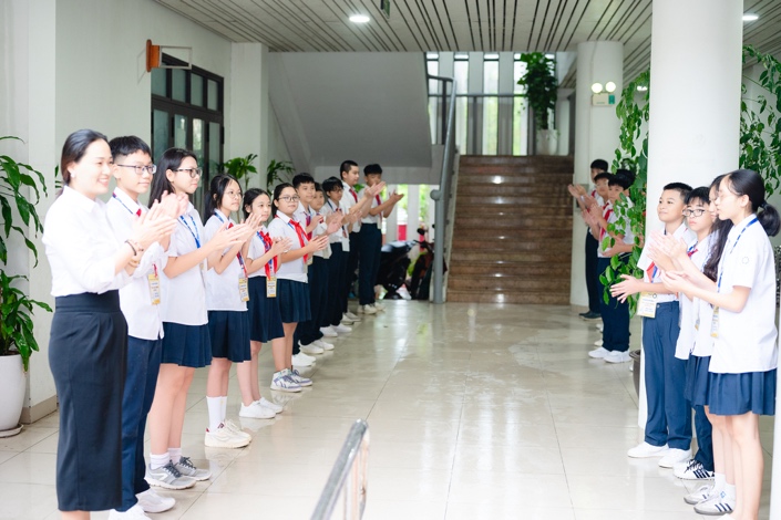 Có thể là hình ảnh về 10 người