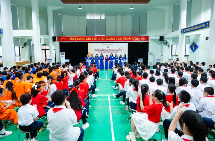 Có thể là hình ảnh về một hoặc nhiều người, đang trình diễn võ thuật, đám đông và văn bản