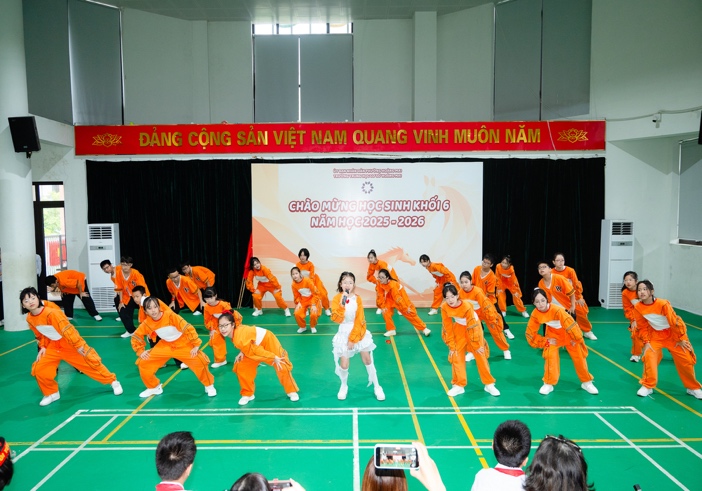 Có thể là hình ảnh về 11 người, đang trình diễn võ thuật và văn bản