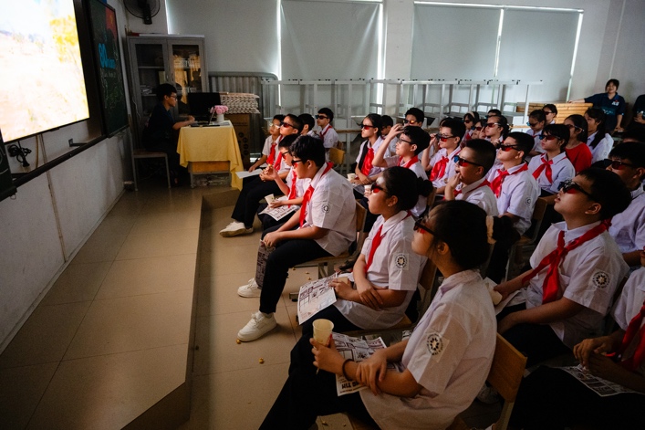 Có thể là hình ảnh về 4 người và đám đông