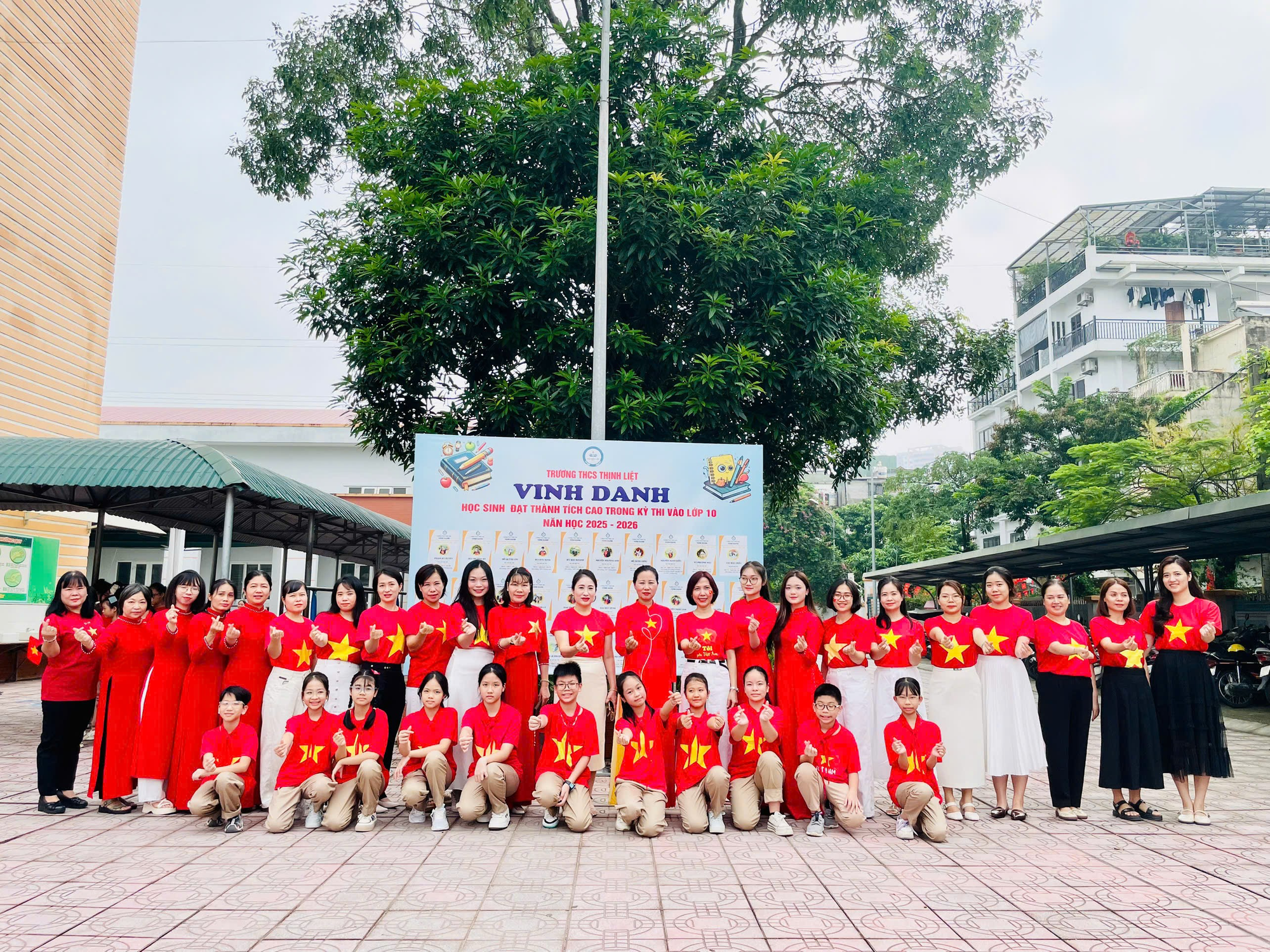 Ảnh có chứa ngoài trời, tòa nhà, trang phục, người  Nội dung do AI tạo ra có thể không chính xác.