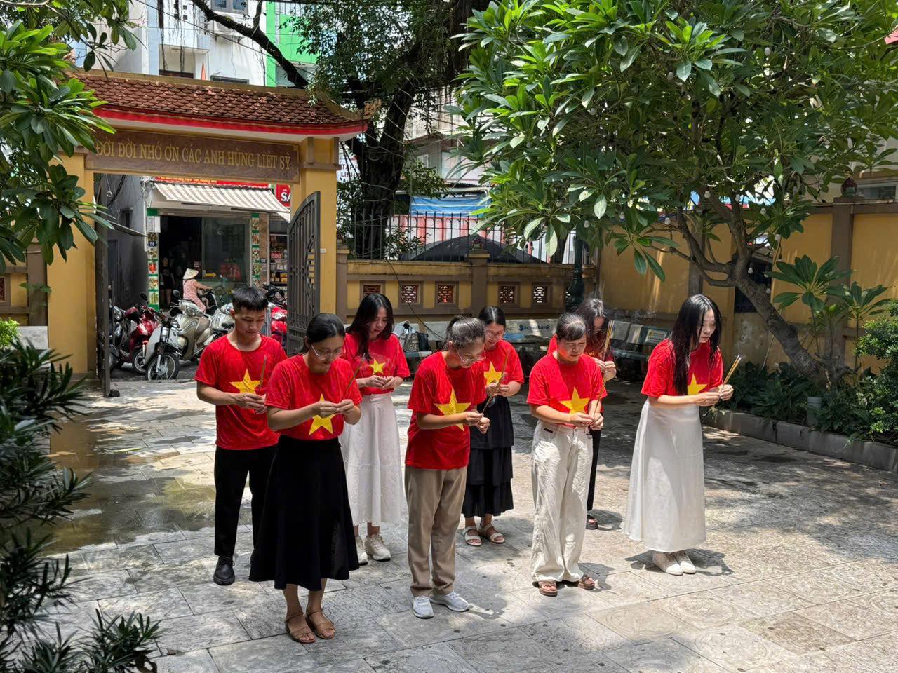 Có thể là hình ảnh về 10 người và đền thờ
