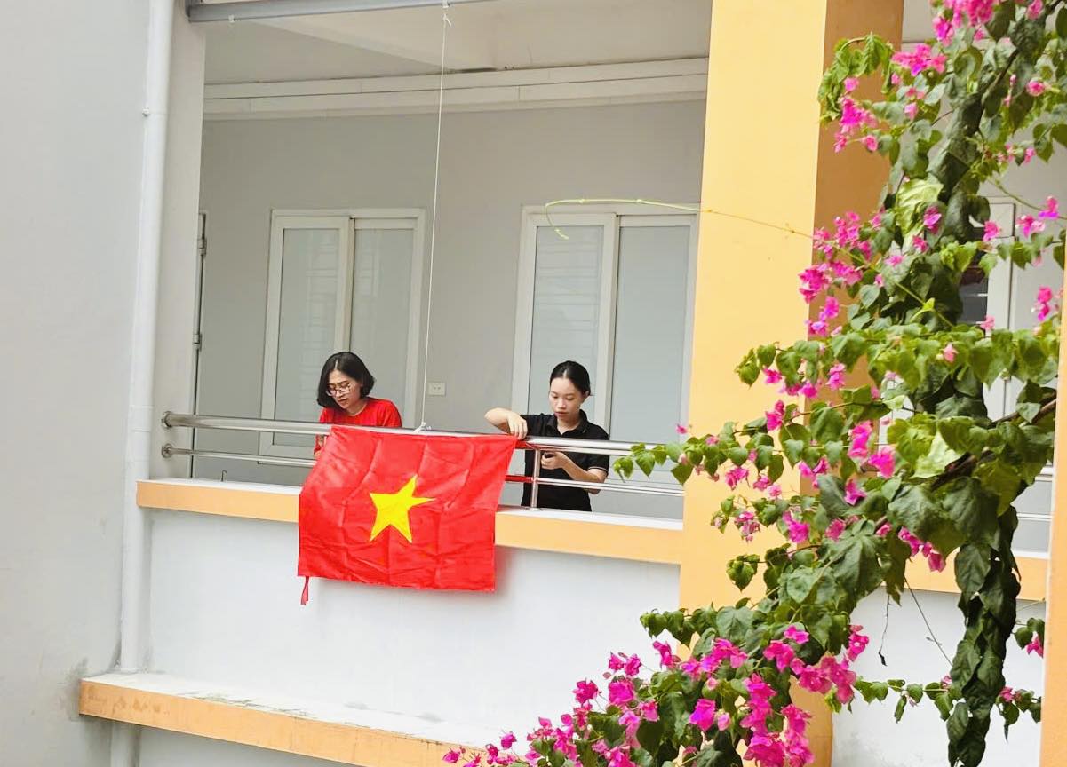 Có thể là hình ảnh về 3 người