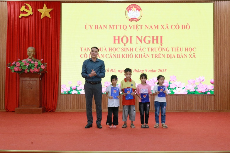Uỷ ban Mặt trận Tổ quốc và các đoàn thể xã Cổ Đô tặng 32 suất quà cho các em học sinh có hoàn cảnh khó khăn của các trường Tiểu học trên địa bàn xã.- Ảnh 2.