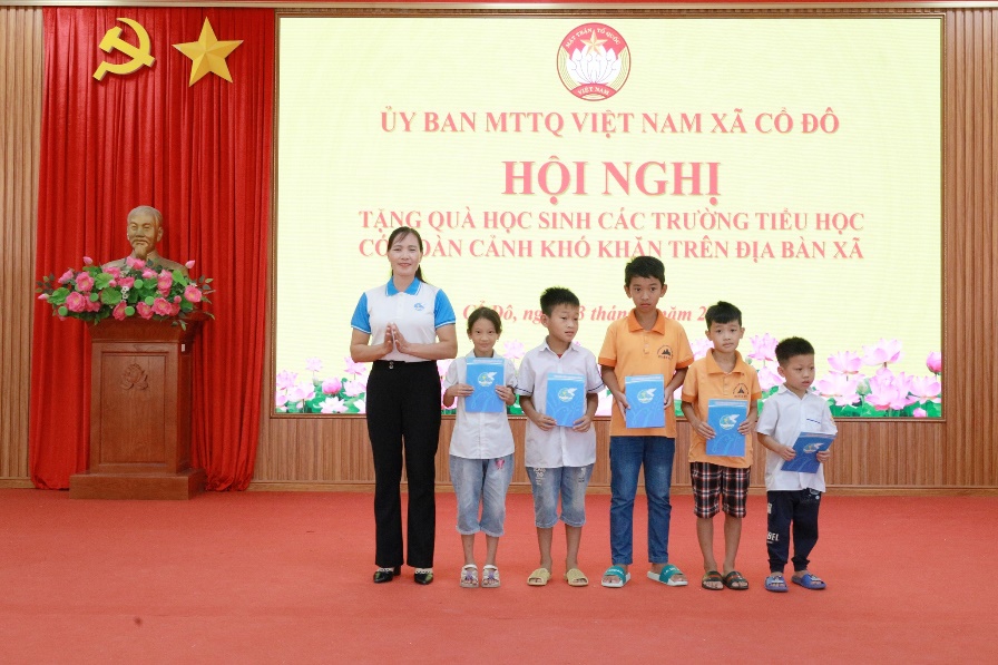 Uỷ ban Mặt trận Tổ quốc và các đoàn thể xã Cổ Đô tặng 32 suất quà cho các em học sinh có hoàn cảnh khó khăn của các trường Tiểu học trên địa bàn xã.- Ảnh 3.