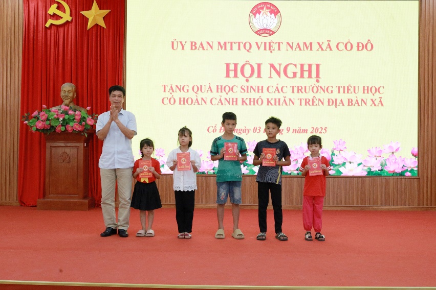 Uỷ ban Mặt trận Tổ quốc và các đoàn thể xã Cổ Đô tặng 32 suất quà cho các em học sinh có hoàn cảnh khó khăn của các trường Tiểu học trên địa bàn xã.- Ảnh 4.