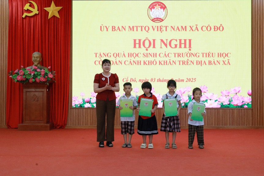 Uỷ ban Mặt trận Tổ quốc và các đoàn thể xã Cổ Đô tặng 32 suất quà cho các em học sinh có hoàn cảnh khó khăn của các trường Tiểu học trên địa bàn xã.- Ảnh 5.