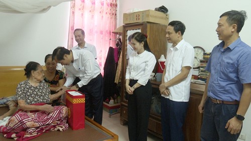 Các đồng chí lãnh đạo xã thăm, tặng quà Bà Mẹ Việt Nam Anh hùng nhân dịp Quốc khánh- Ảnh 2.