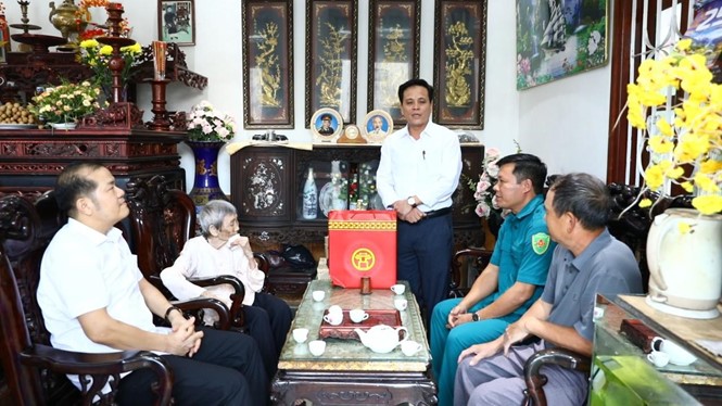 Các đồng chí lãnh đạo xã thăm, tặng quà Bà Mẹ Việt Nam Anh hùng nhân dịp Quốc khánh- Ảnh 4.