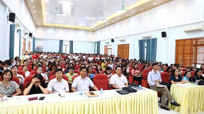 Phòng Văn hóa - Xã hội tổ chức bồi dưỡng đội ngũ cán bộ quản lý, giáo viên chuẩn bị cho năm học 2025-2026- Ảnh 2.