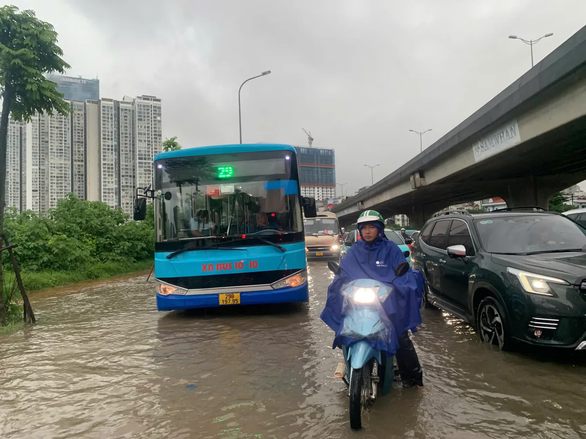 Hà Nội: Cảnh báo mưa lớn, dông, lốc, sét kéo dài suốt ngày 30/9- Ảnh 5.