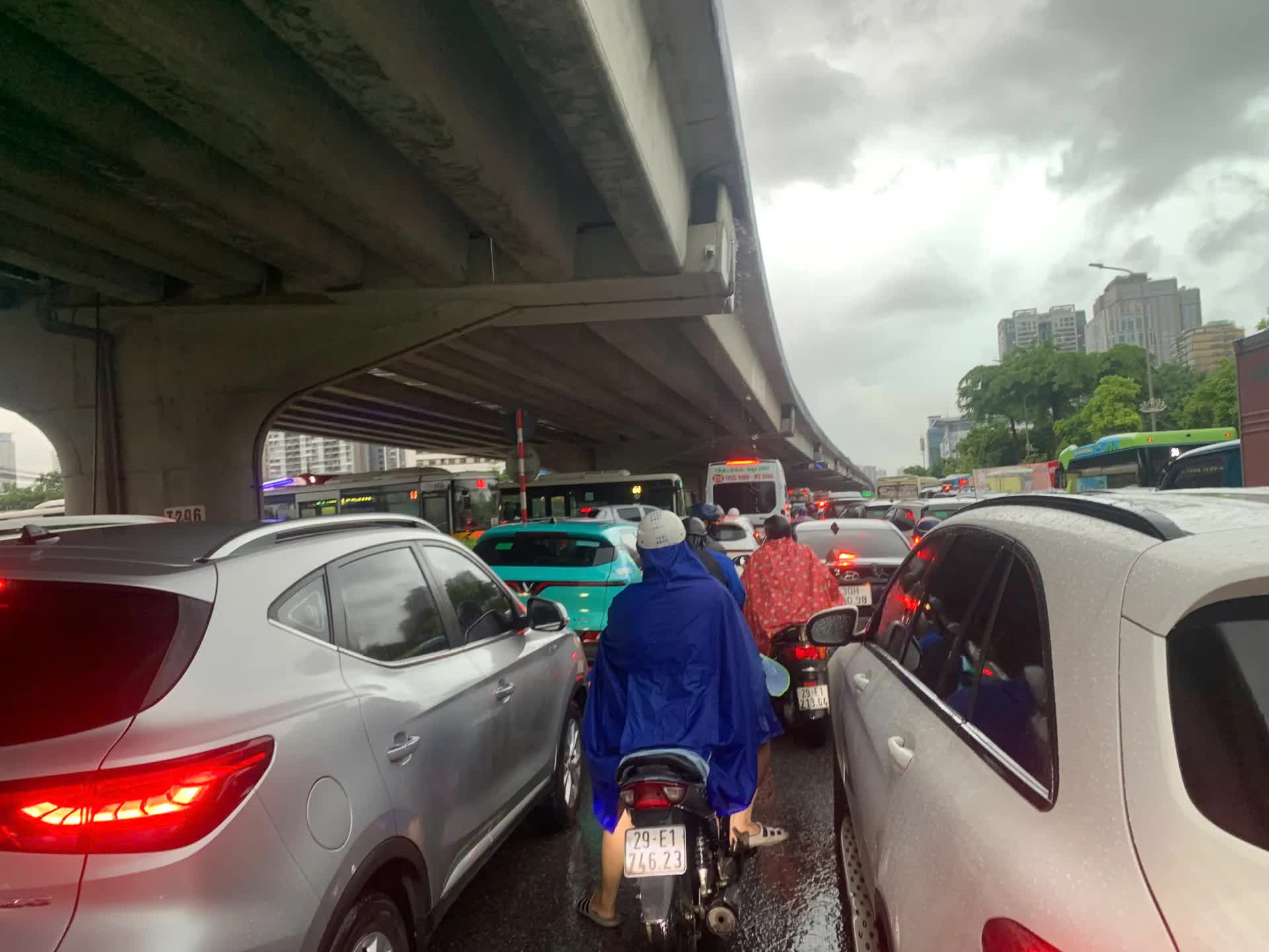 Hà Nội: Cảnh báo mưa lớn, dông, lốc, sét kéo dài suốt ngày 30/9- Ảnh 6.