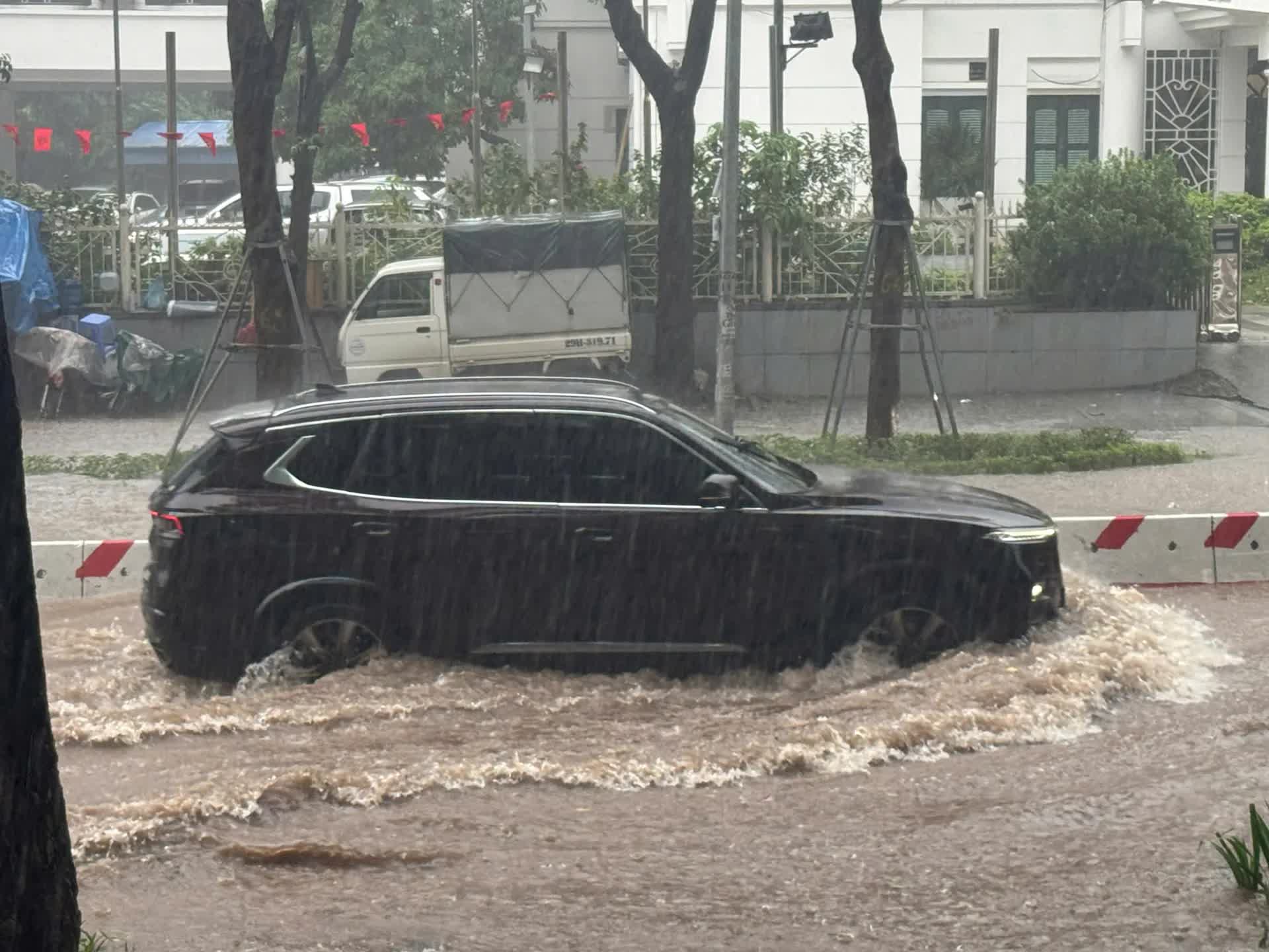 Hà Nội: Cảnh báo mưa lớn, dông, lốc, sét kéo dài suốt ngày 30/9- Ảnh 4.