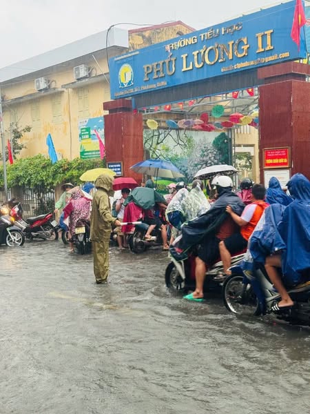 UBND phường hỗ trợ Trường tiểu học Phú Lương II ứng phó với ngập trong mưa bão- Ảnh 2.