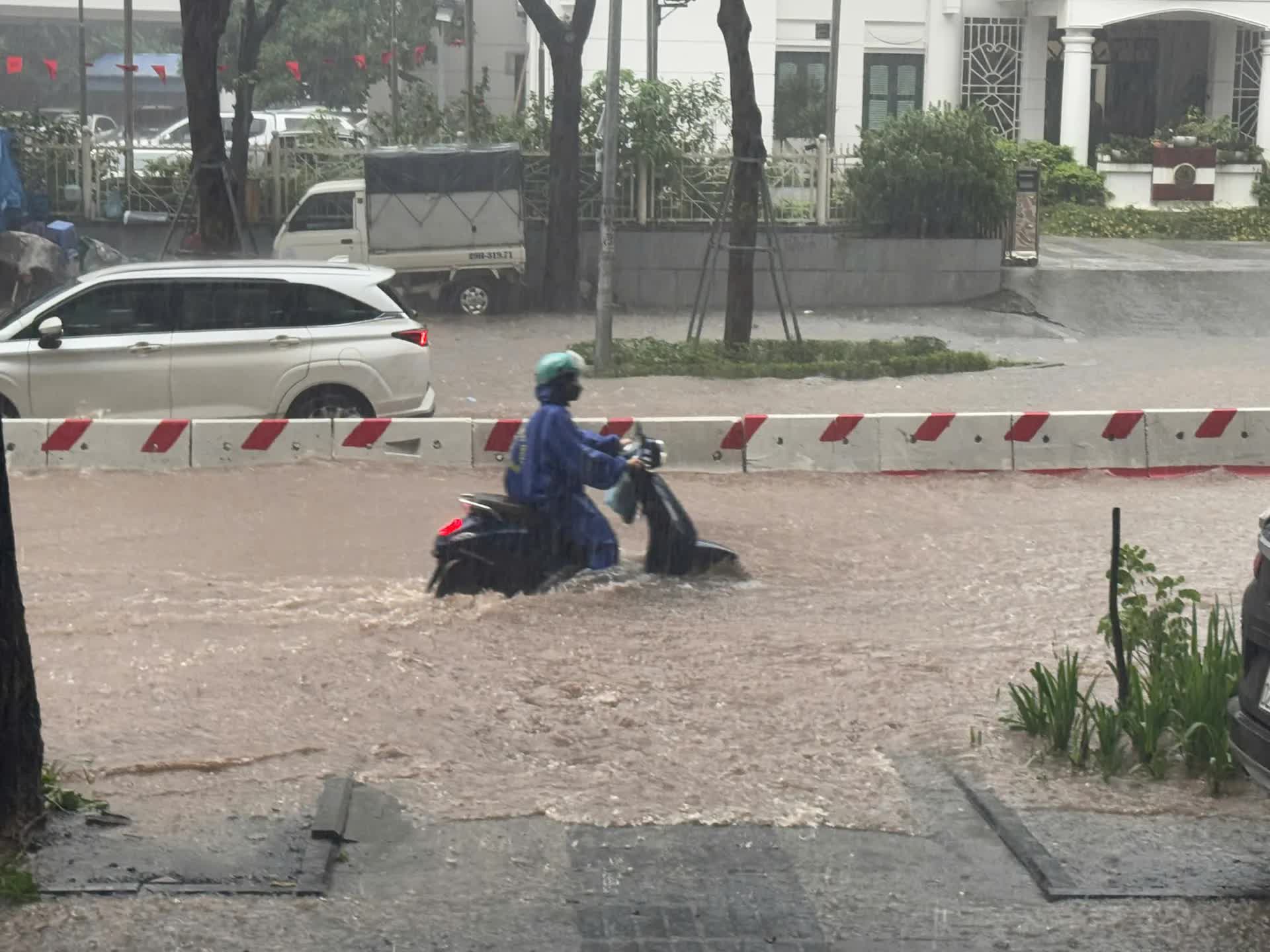 Hà Nội: Cảnh báo mưa lớn, dông, lốc, sét kéo dài suốt ngày 30/9- Ảnh 2.