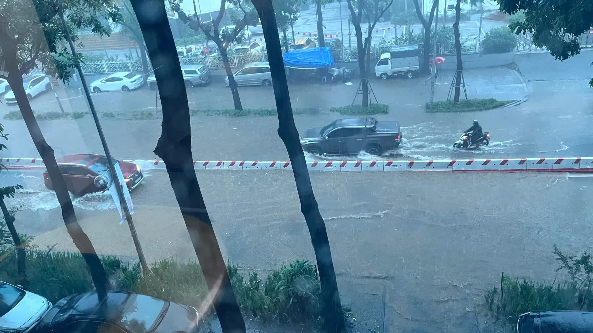Hà Nội: Cảnh báo mưa lớn, dông, lốc, sét kéo dài suốt ngày 30/9- Ảnh 3.