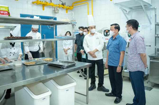 Sở Y tế Hà Nội: 55 cơ sở kinh doanh, sản xuất thực phẩm được kiểm tra trong tháng 9- Ảnh 1.