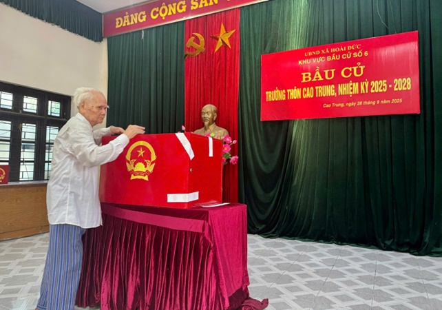 Cử tri 10 thôn, Tổ dân phố xã Hoài Đức nô nức trong ngày bầu cử Trưởng thôn, Tổ trưởng tổ dân phố nhiệm kỳ 2025-2028- Ảnh 13.