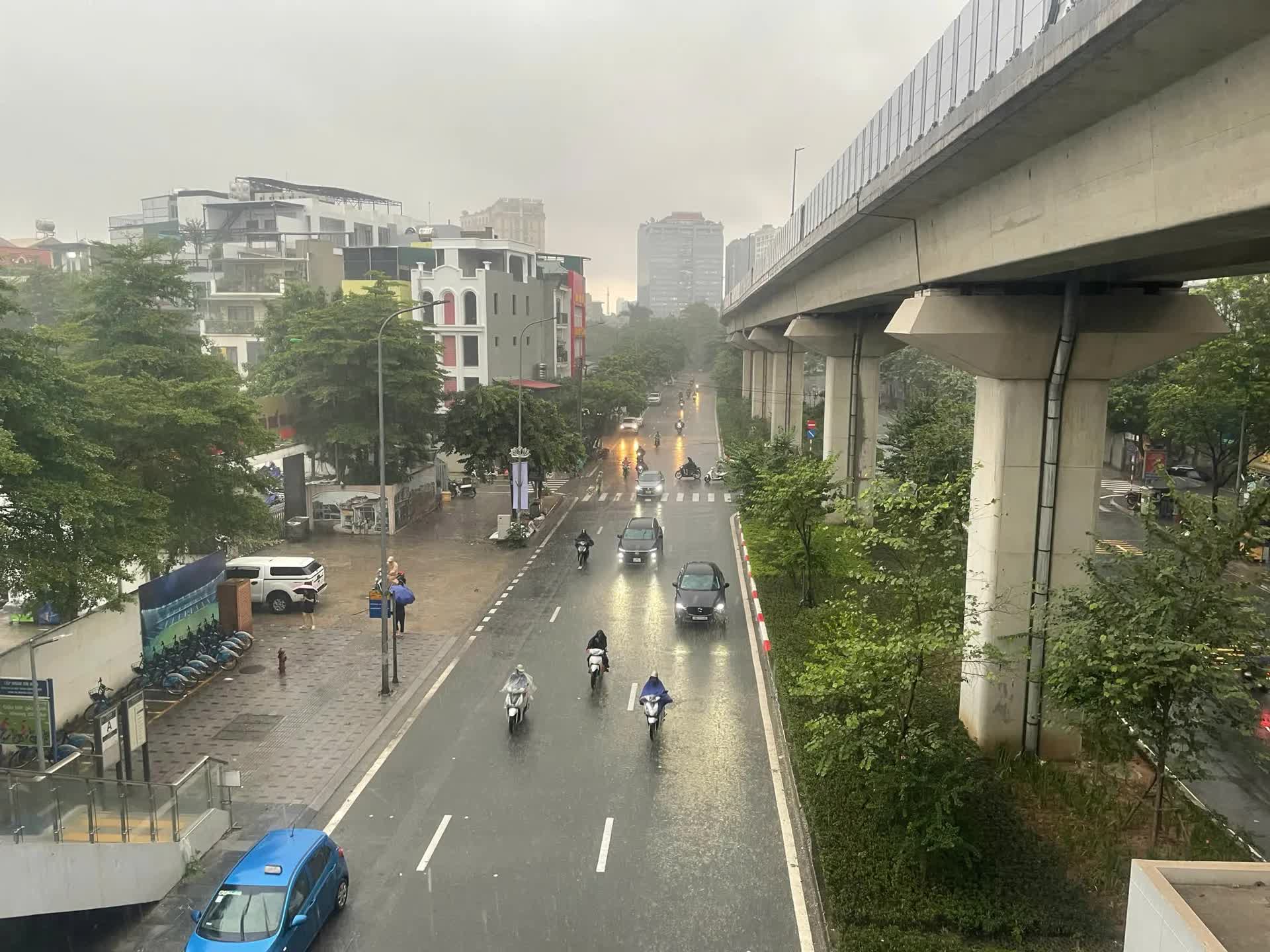 Hà Nội: Cảnh báo mưa lớn, dông, lốc, sét kéo dài suốt ngày 30/9- Ảnh 7.