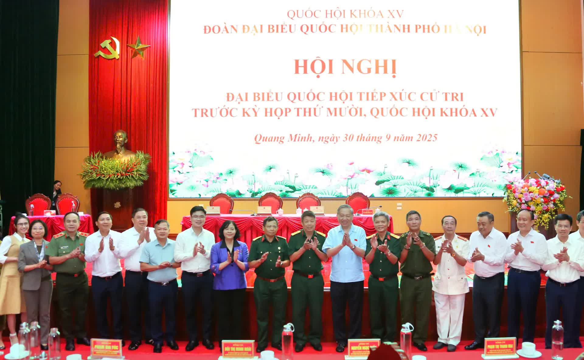 [Ảnh] Tổng Bí thư Tô Lâm tiếp xúc cử tri 9 xã Hà Nội trước Kỳ họp thứ 10 Quốc hội khóa XV- Ảnh 13.
